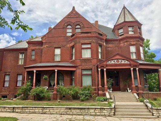Vineyard Mansion & Carriage House Bed & Breakfast