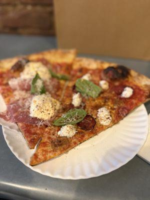 L'industrie ($7.50) - left; New Yorker ($6) - right. Each bite has such a satisfying crunch. Super fresh toppings & the flavor is elite!