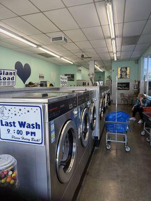 Very narrow isles. Two baskets can't pass.