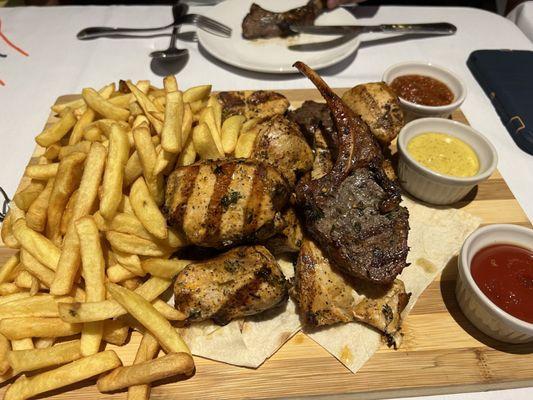 Delicious taste and fresh meat. French fry's is soft and crunchy. It was best restaurant in my vacation in Orlando.