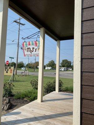 MJ’s Snack Shop
