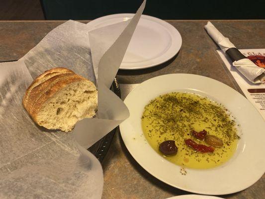 Fresh hot bread w/ olive oil
