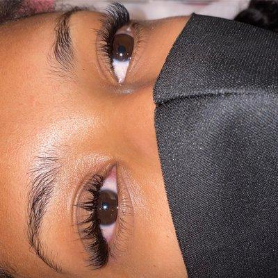 Natural hybrid set of eyelash extensions.