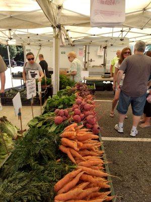 Vendor has fresh local produce. Although it isn't a huge selection it is very convenient if you live locally. Produce looks very fresh.