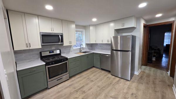 Another kitchen and floor successfully completed -- if you need kitchen remodeling or floor installation, contact us!