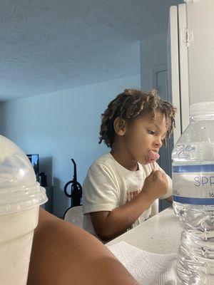 A kid eating and two drinks