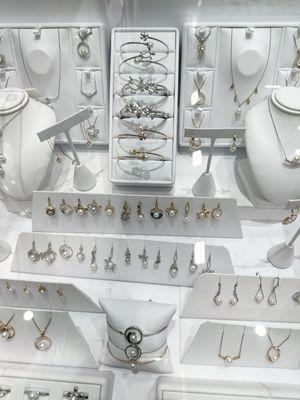 Loved the open bracelet with two pearls