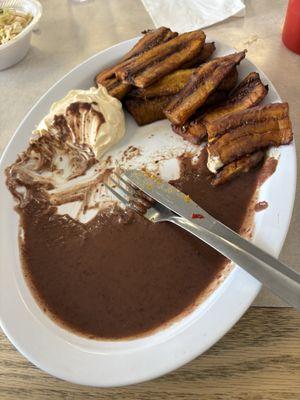Plátanos con frijoles y crema (plantains with beans and sour cream)