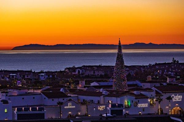 Gorgeous sunset and ocean views at our open-air shopping center with fresh air, incredible sales and holiday magic.