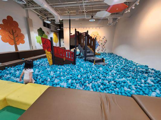 Wide, shallow ball pit