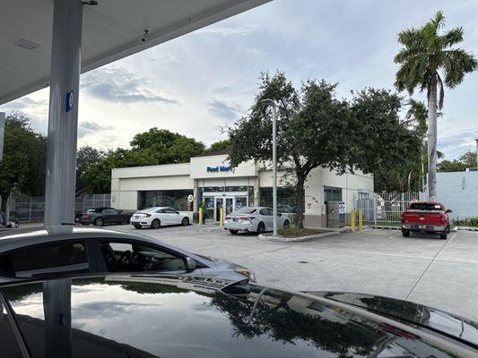 Heading home and time to fell up.. $3.58 per gallon, darn gasoline gone up in Florida!