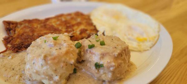 delicious biscuits and gravy. with crispy hashbrowns too. *chefs kiss*