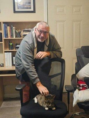 Charlie the cat approves of this chair!