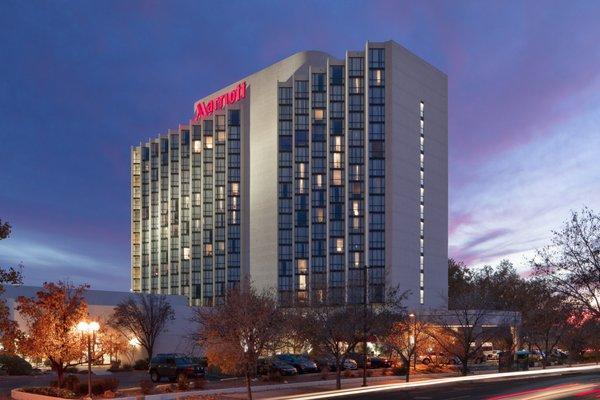 Marriott Albuquerque offers stylish accommodations amid the city's shopping and dining district.