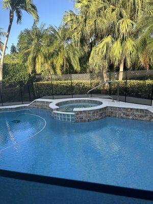 Pool with jacuzzi/spa