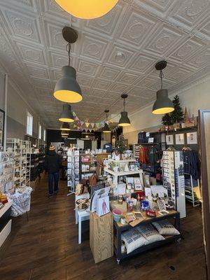 Sunday, 21 December 2025 - seasonal Christmas (holiday) store