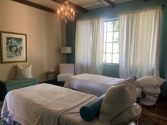 Mobile set up for 2 at a Lake Front Air B n B