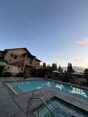 Pool and jacuzzi area