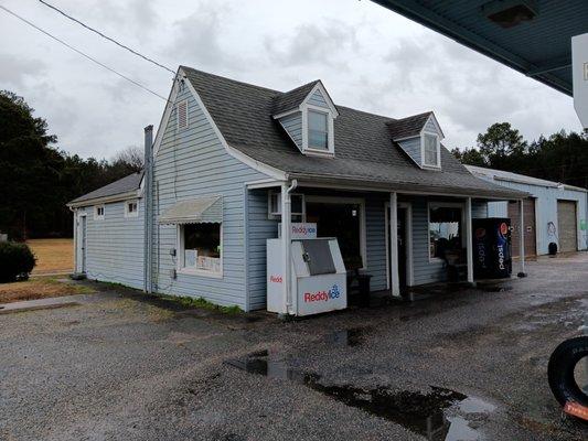 Tom Perry Service Station