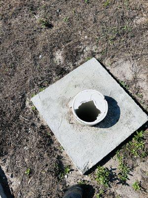 En el aré del terreno de beisbol es un peligro no debería estar así