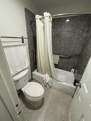 Dirty bathroom didn't clean as requested