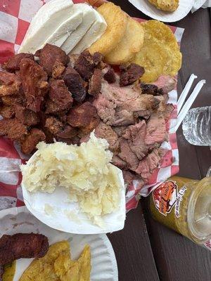 Por, carne, yuca, tostones and arepa con queso. (