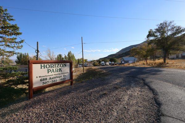 a sign for horizon park on the side of the road