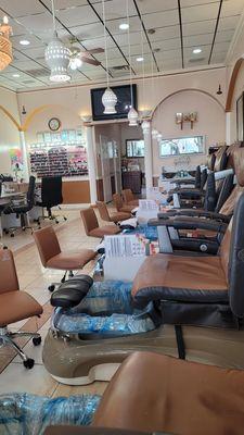 Come in! Treat the feet!