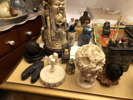 Snuff bottles, other Chinese items.