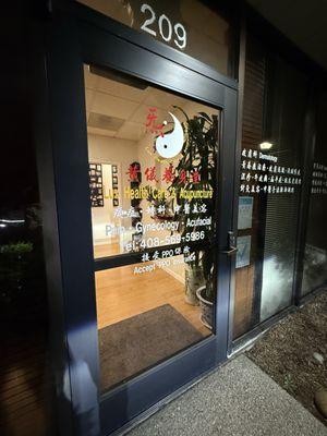 非常好,很满意!医者仁心 A very good acupuncturist. Once you've been here, you won't want to go to another place.