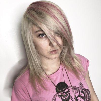 A touch of pink on a blond palet // from brunette to blond by Charlotte