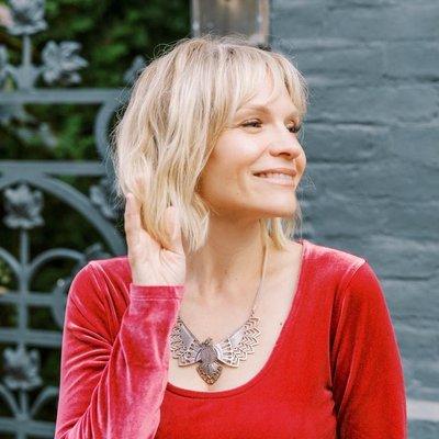 Hi! I'm Amber Fortunato. I create lives in dimensional hair.