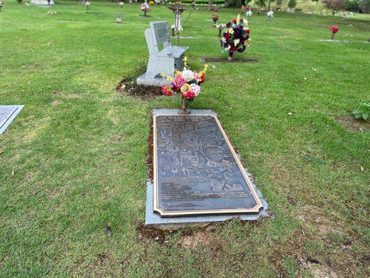 Isaac Hayes Grave