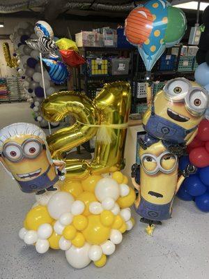Such a fun way to celebrate: a balloon bouquet/marquee!
