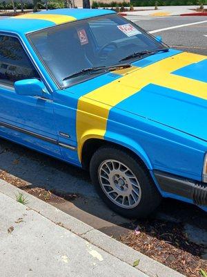 Vexed color vehicle with two red signs