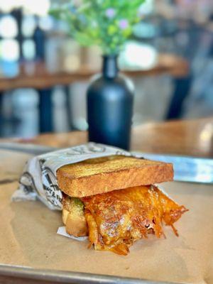 TEXAS BEEF BRISKET GRILLED CHEESE PRIME BRISKET, 3 CHEESE BLEND, DILL PICKLES, BBQ SAUCE, TEXAS TOAST - Excellent
