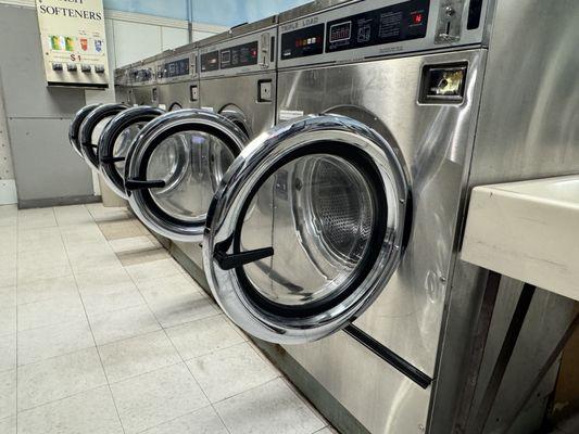 Our commercial washers and dryers allow you to run multiple loads at once, meaning you spend less time washing and more time enjoying life!