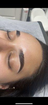 freshly waxed & tinted eyebrows