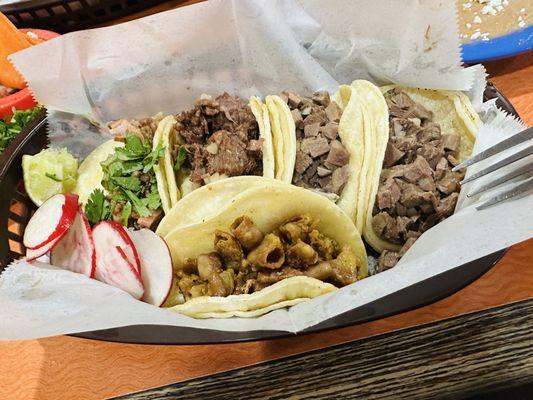 Tacos: 2x lengua 1x tripa, 1x barbacoa 1x buche.