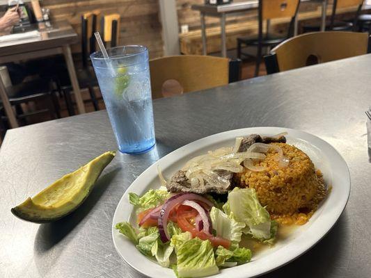 Arroz Mamposteao con bistec encebollado and a side of avocado!!!