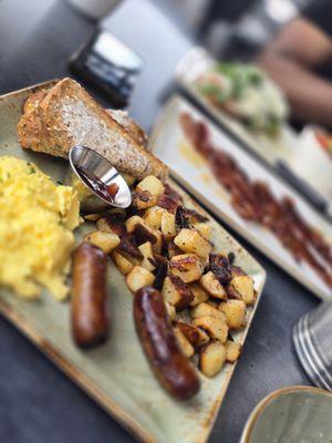 Seasoned potatoes, scrambled eggs