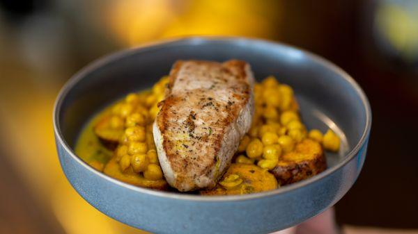 Pork loin with Chick peas and tumeric sauce