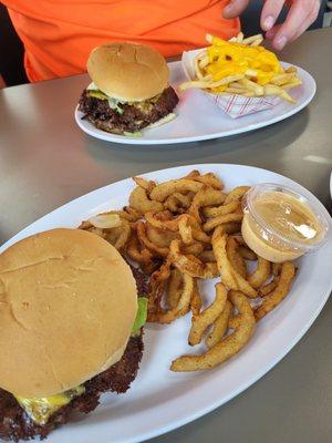 Coupe w onion straw & coupe w cheese fry