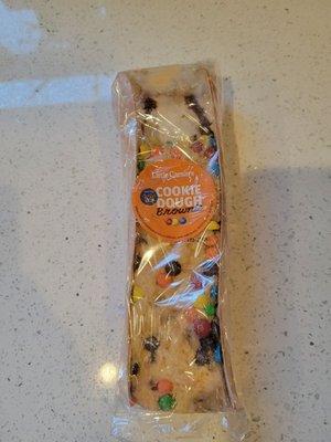 Cookie dough brownie w/ m&m's