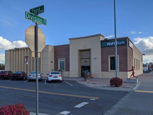 Photo of the WaFd Bank Branch location in Moses Lake, Washington. Located at 103 E 3rd Avenue, Moses Lake, 98837