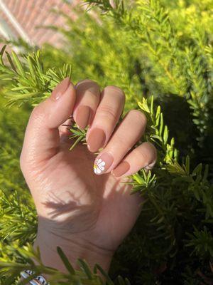 Dip color mani with cute daisy design on my ring finger