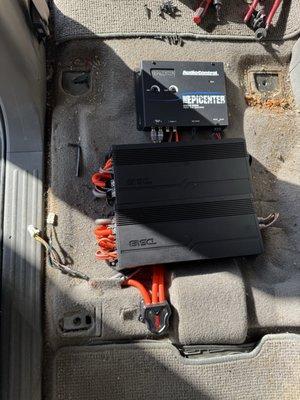 4-channel amp with a mono amplifier connected with a epicenter