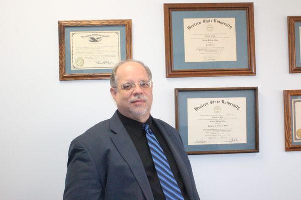 Su abogado de inmigración latino, George W. Abbes.