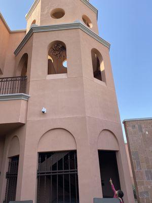 Climbed the steps in this interesting structure .