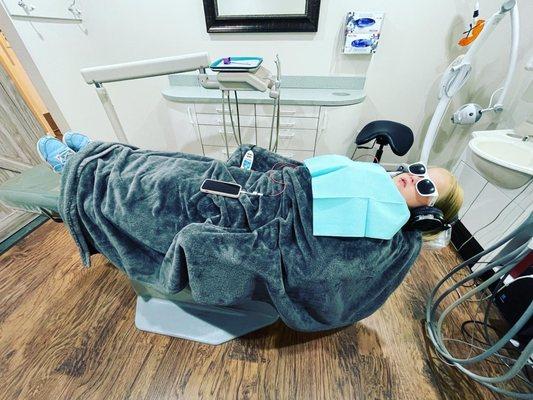 Massage Chair Soft, Warm Blanket Silencing Headphones Relaxing Music Dark Glasses Flavored Numbing